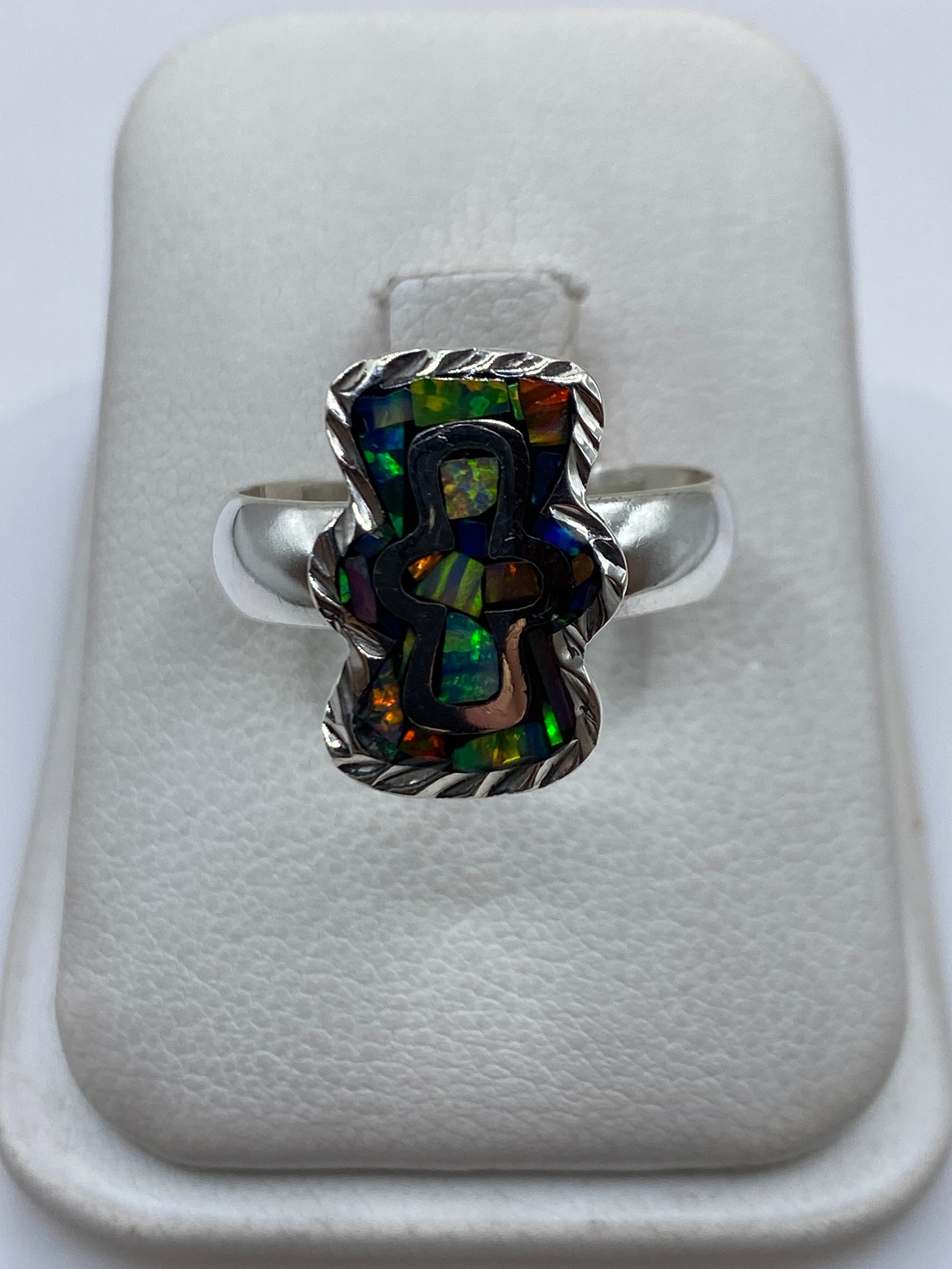Anillo de plata .950 con ópalo de fuego multicolor en color verdes, azules y naranjas, sobre fondo blanco