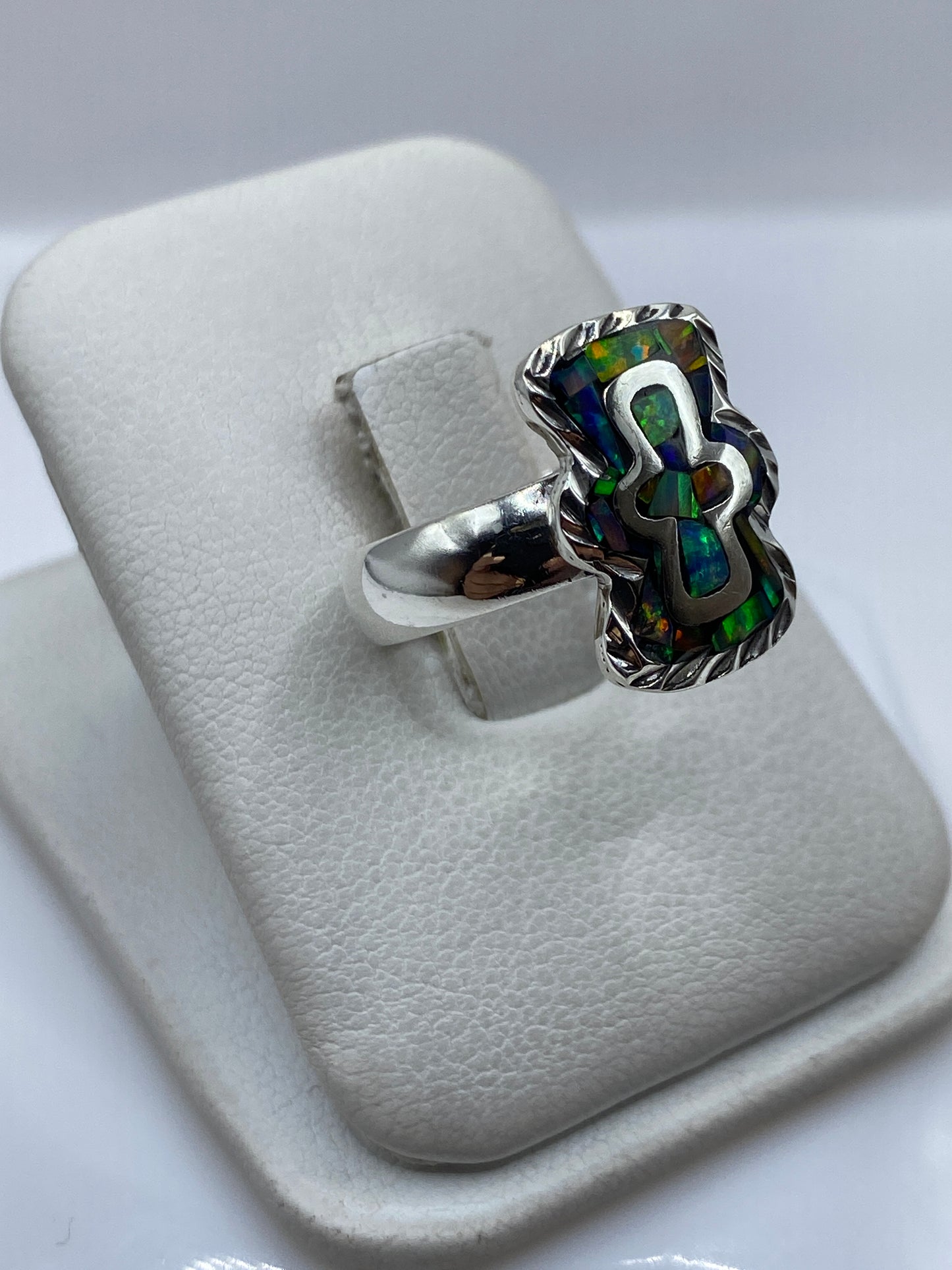 Detalle del engaste a mano del ópalo multicolor con ribete de filigrana en plata .950