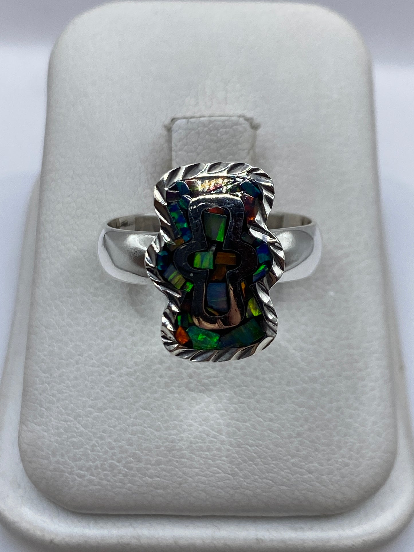 Anillo de plata .950 con ópalo de fuego multicolor y marco trenzado, vista frontal