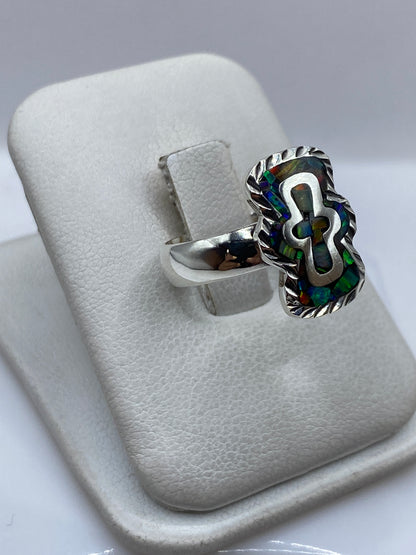 Detalle de la incrustación de piedra ópalo multicolor en plata de Taxco