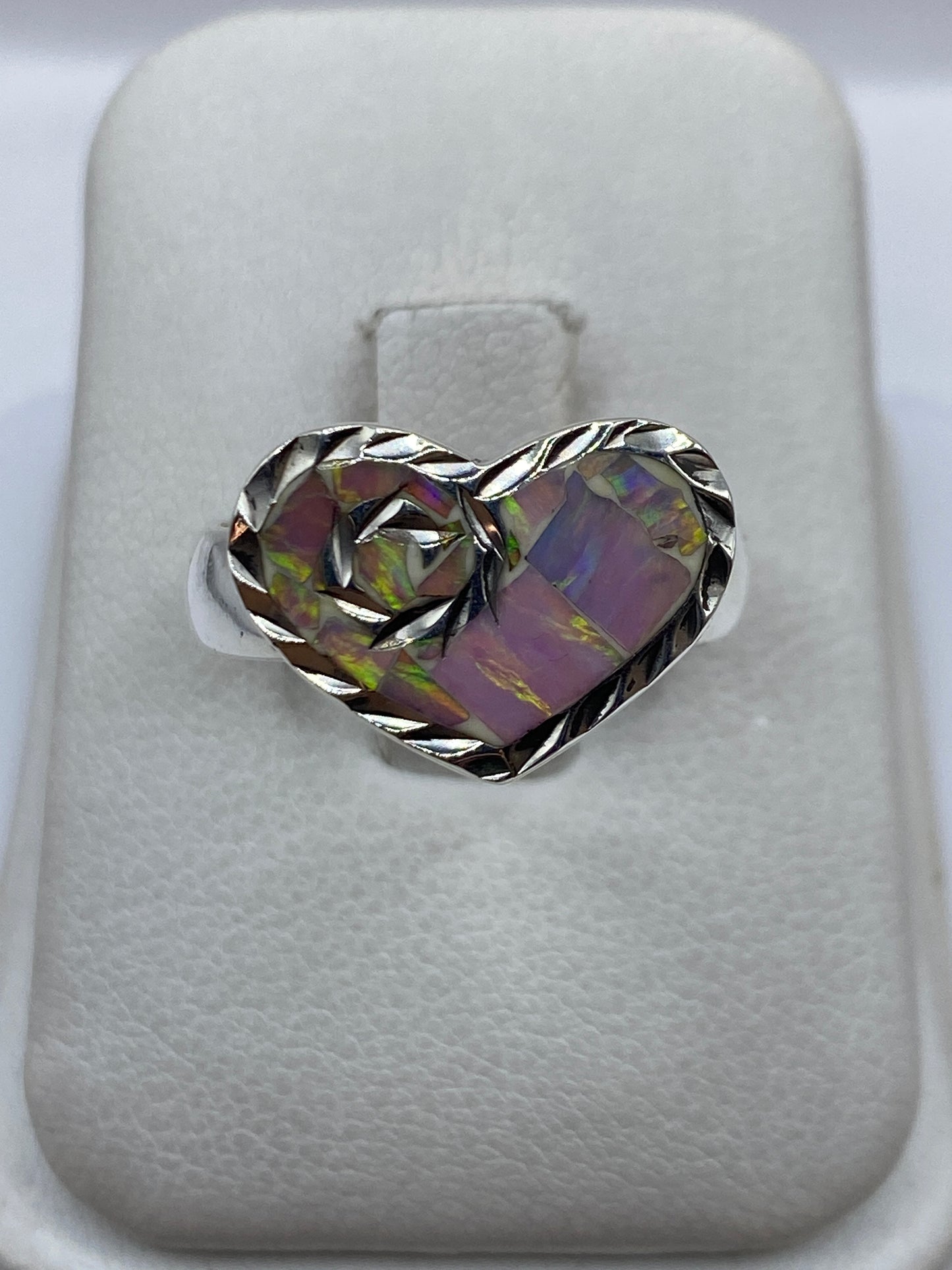 Anillo de plata .950 con Opalo de Fuego rosa engastado a mano, vista frontal sobre fondo blanco