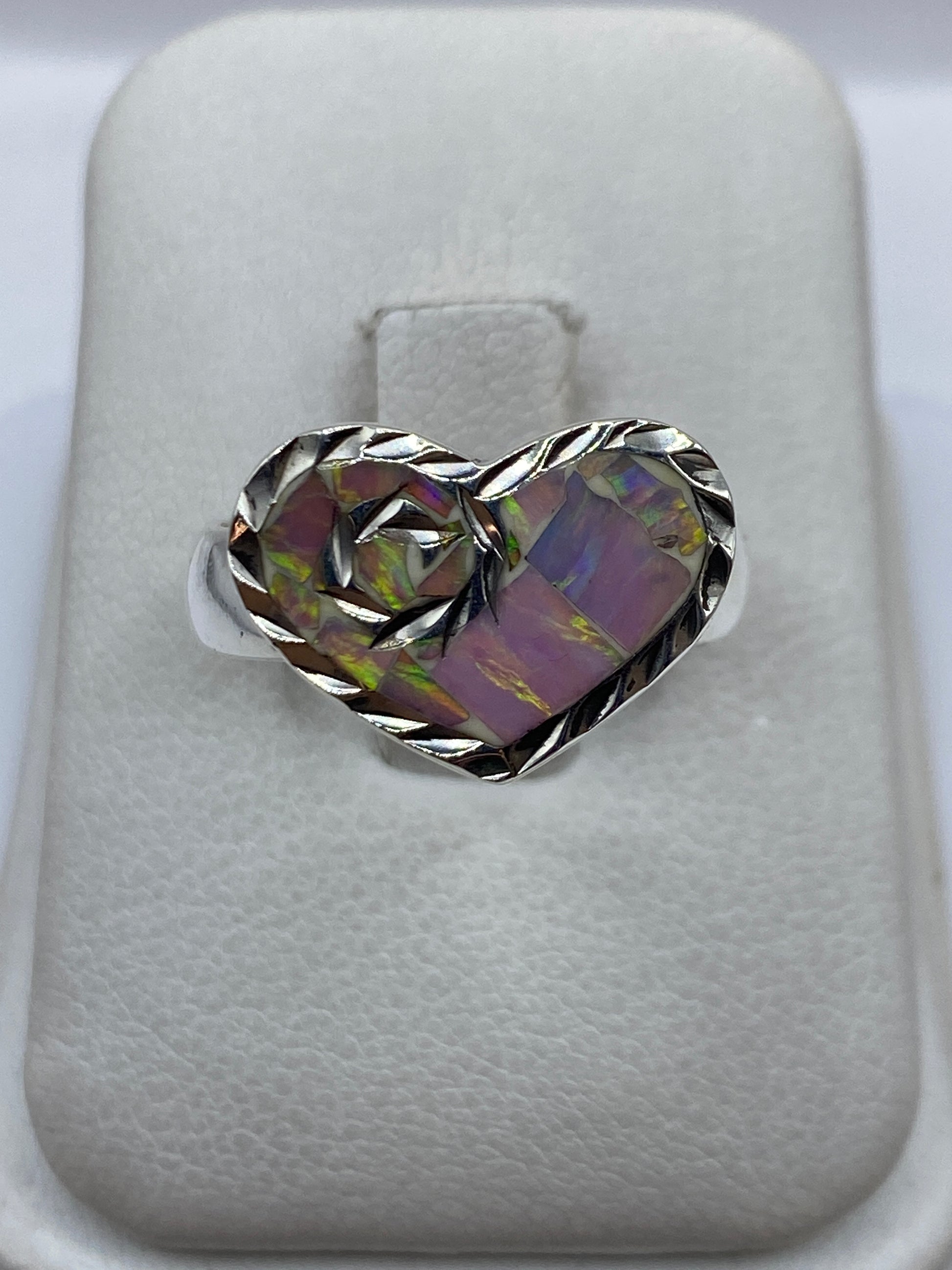 Anillo de plata .950 con Opalo de Fuego rosa engastado a mano, vista frontal sobre fondo blanco