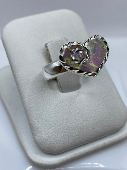 Detalle del Opalo de Fuego rosa mostrando reflejos dorados y luminosos en el engaste de plata