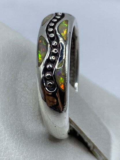 Vista lateral del anillo en plata .950 con granulados y el ópalo de fuego de lado