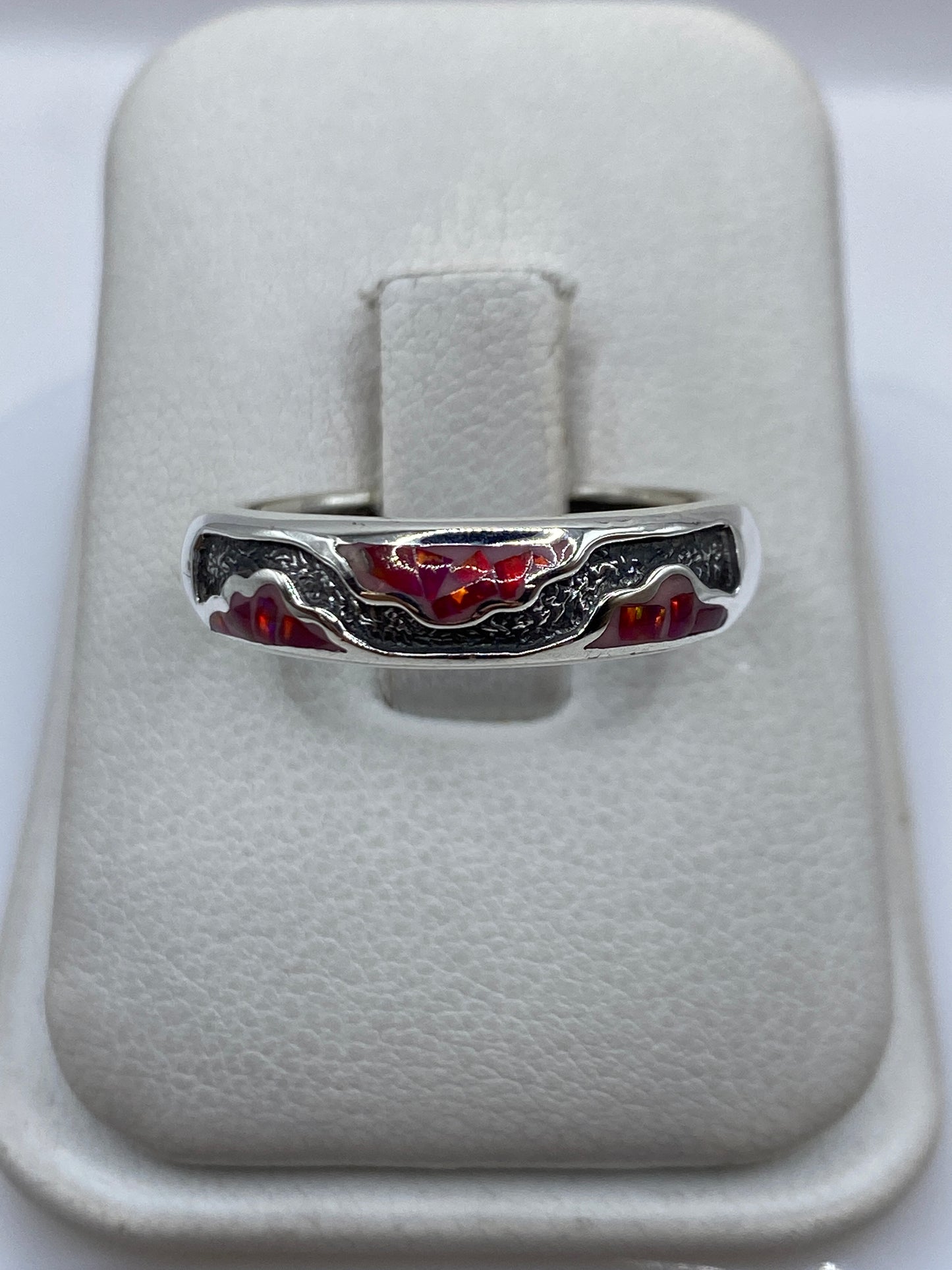 Anillo de plata .950 con ópalo de fuego rosa engastado a mano en Taxco