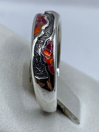 Vista lateral del anillo de plata .950 con engaste artesanal