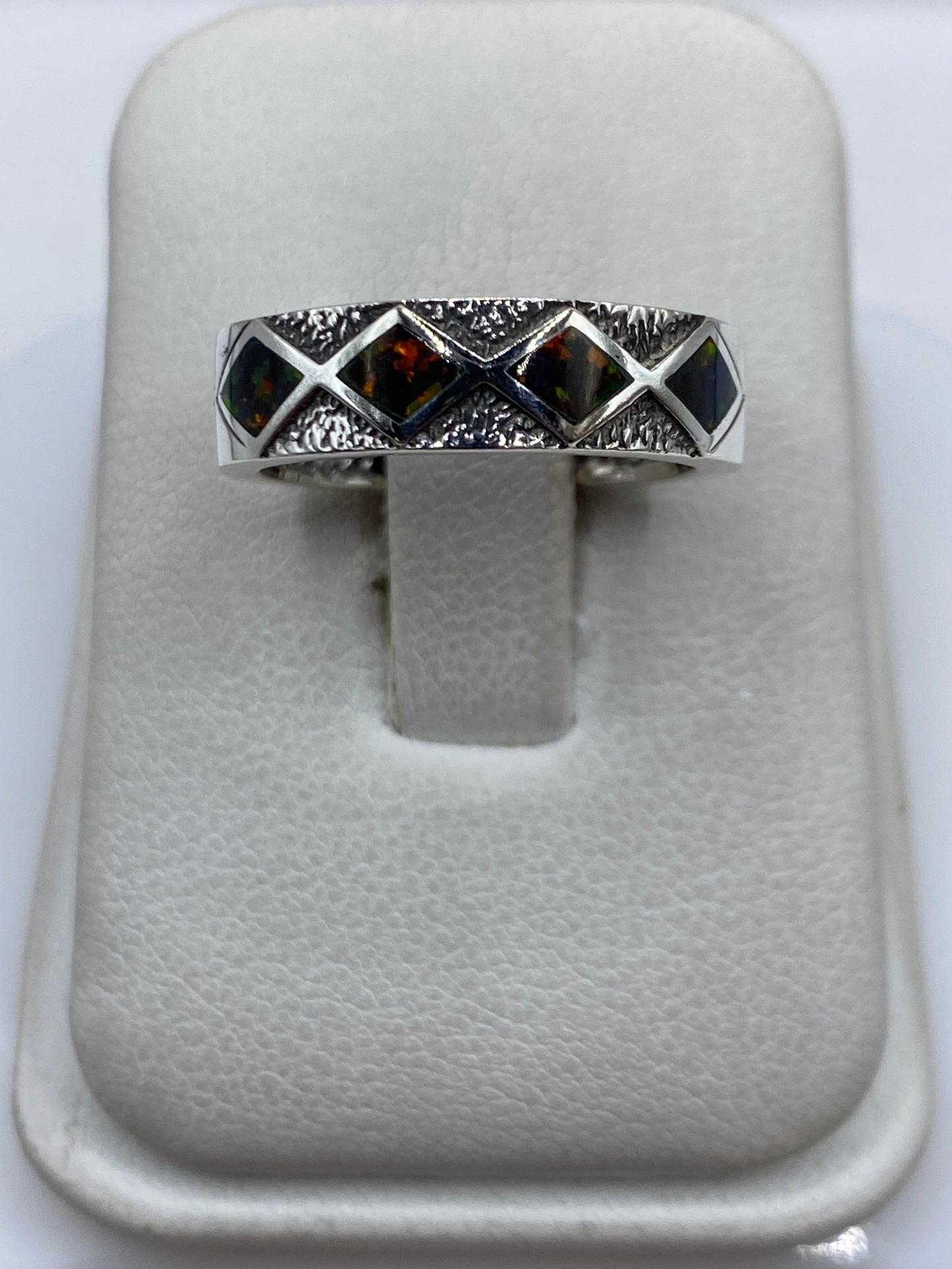 Anillo de plata .950 con ópalo de fuego multicolor sobre estuche blanco