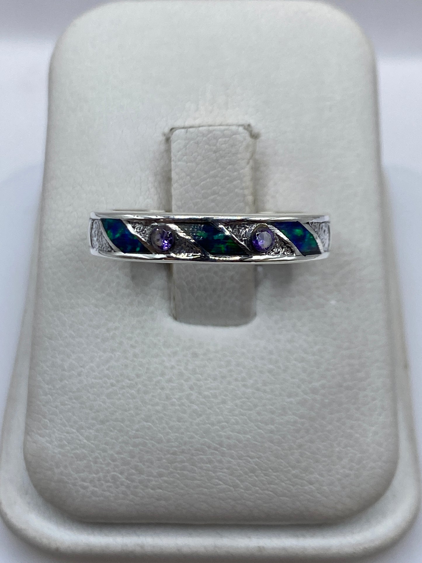 Anillo de plata .950 con ópalo de fuego azul iridiscente en vitrina
