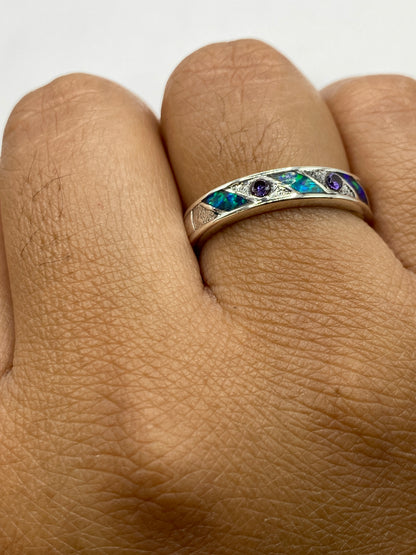 Anillo en mano mostrando la tonalidad azul profunda del ópalo bajo luz natural
