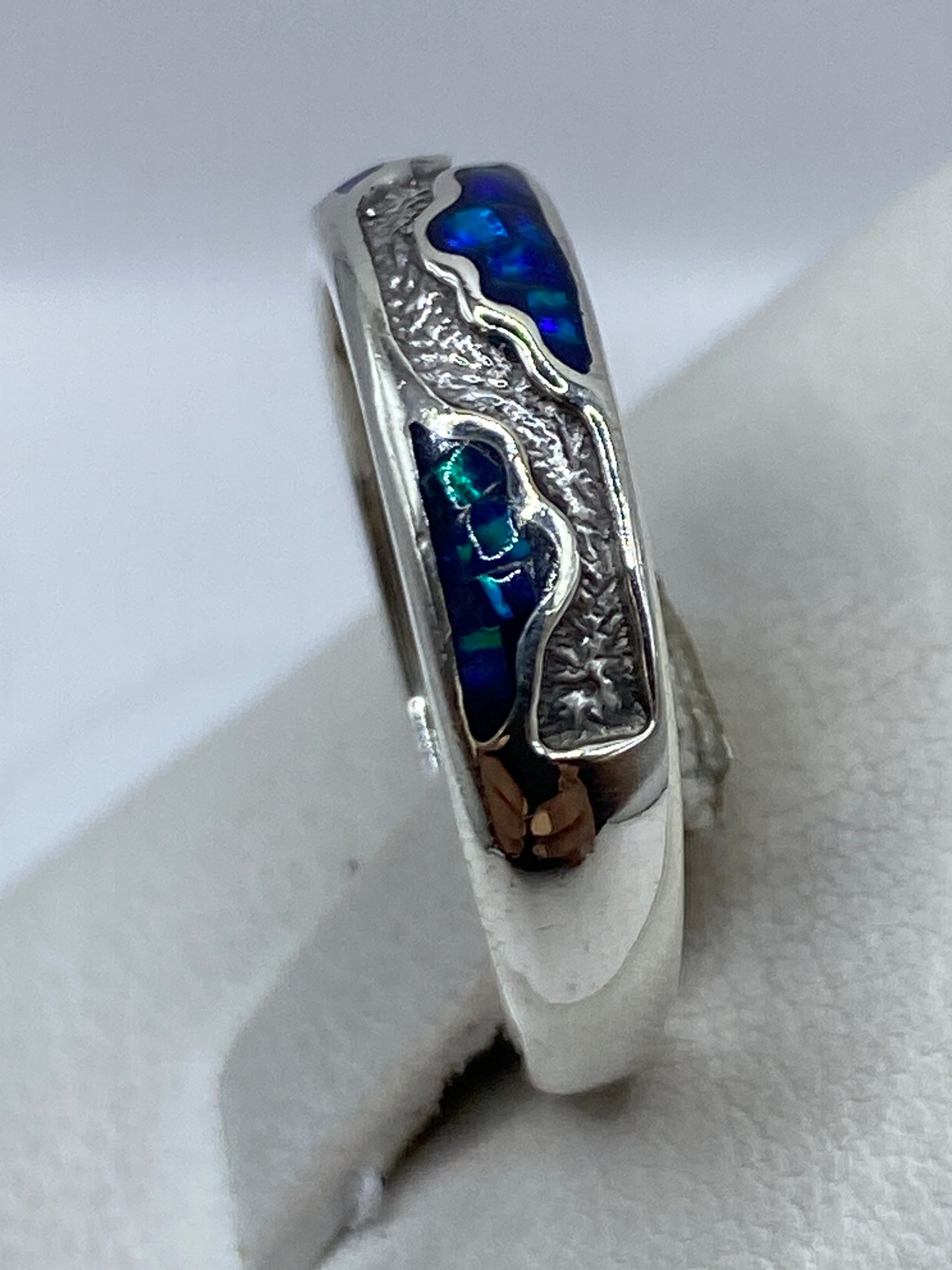 Vista de perfil del anillo en plata .950 con la piedra ópalo engastada