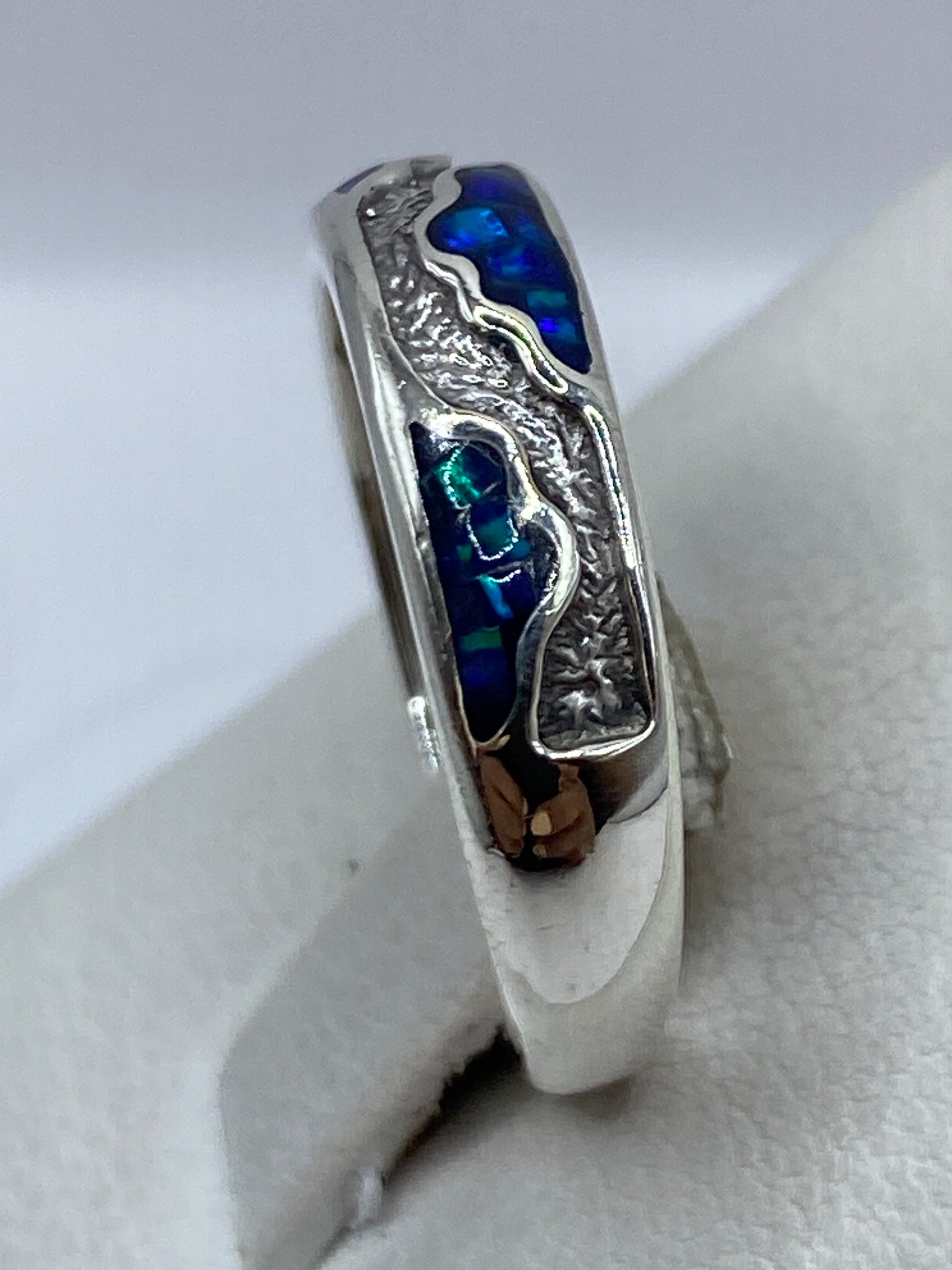 Vista de perfil del anillo en plata .950 con la piedra ópalo engastada