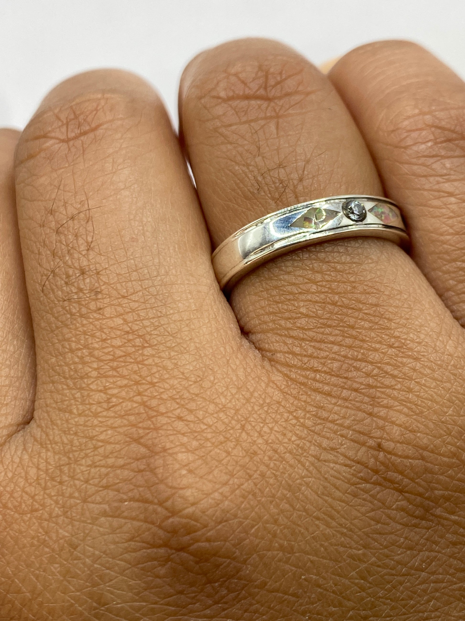 Anillo de plata .950 en dedo, mostrando los juegos de color del ópalo