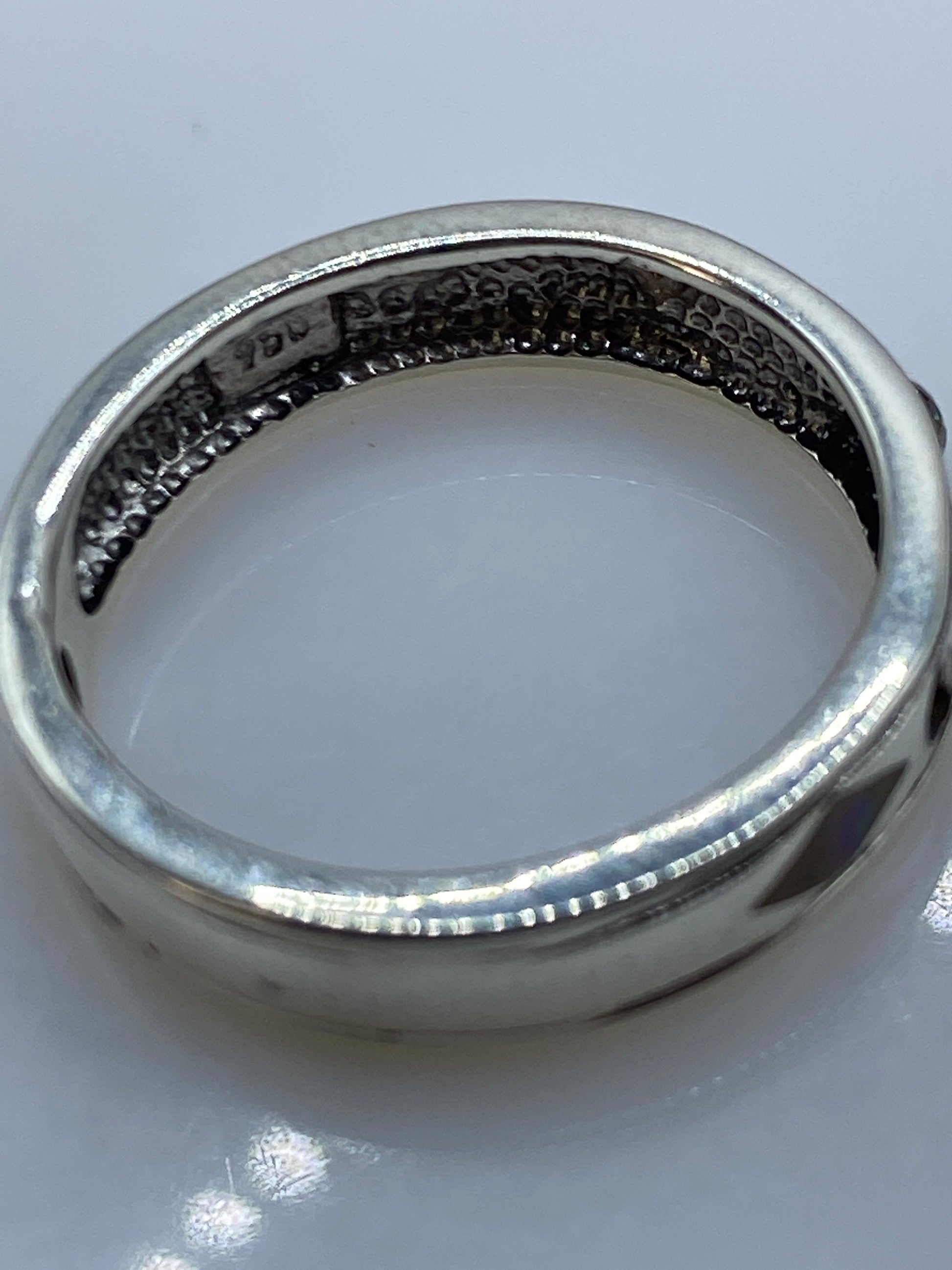 Vista interna del anillo de plata con Quinto .950 grabado