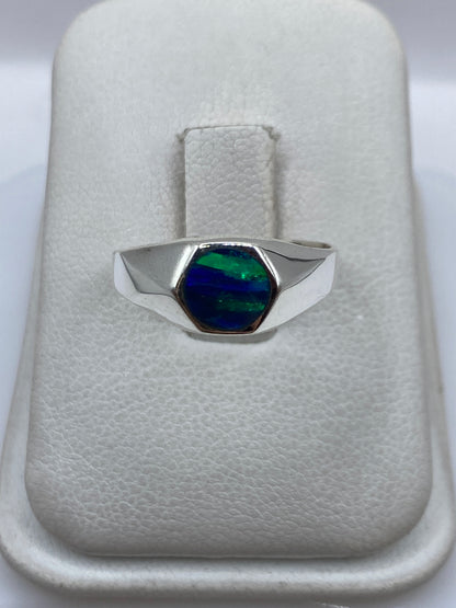 Anillo de plata minimalista con ópalo de fuego azul en la mano