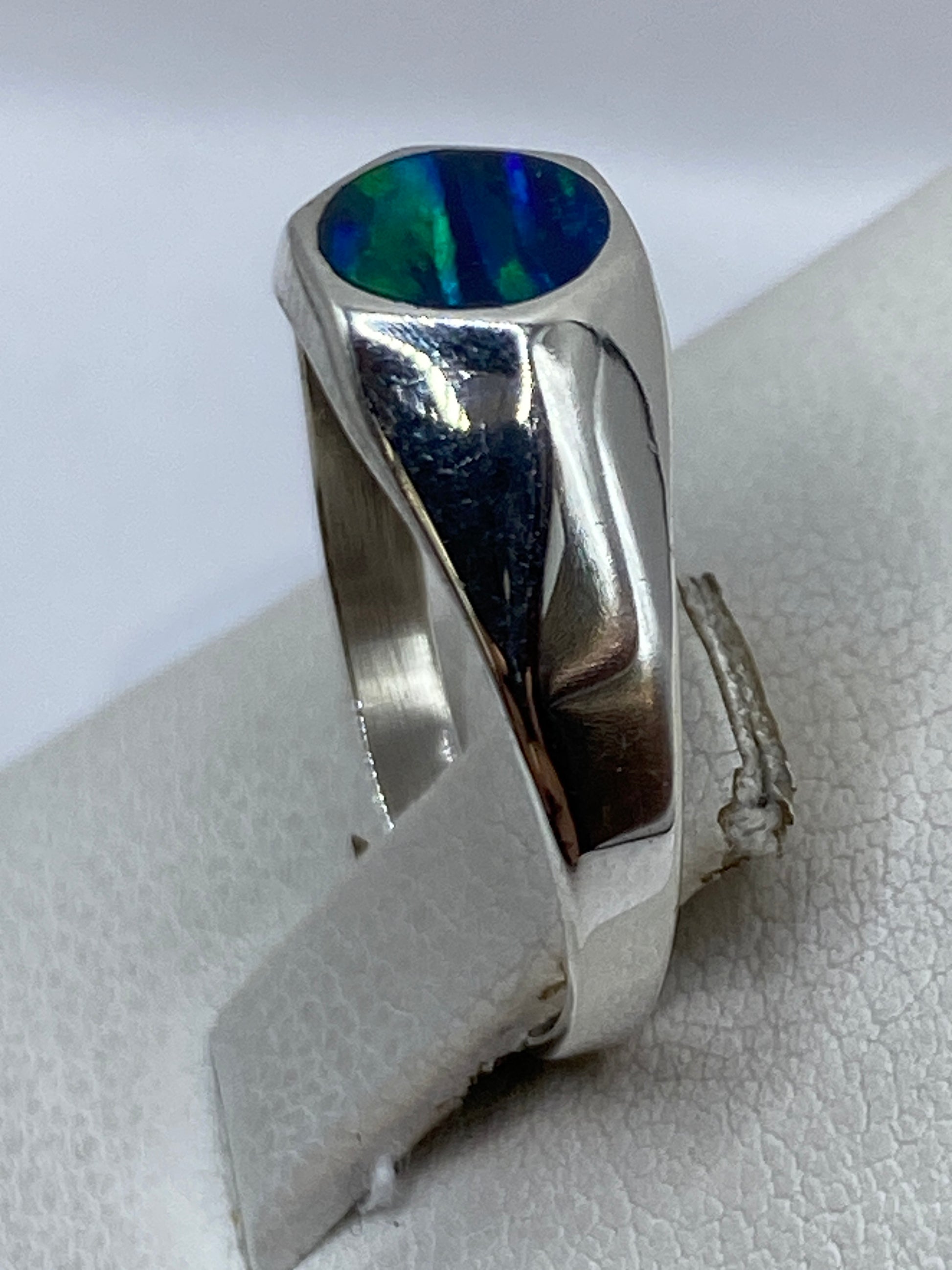 Lado del anillo mostrando el perfil pulido de la plata .925