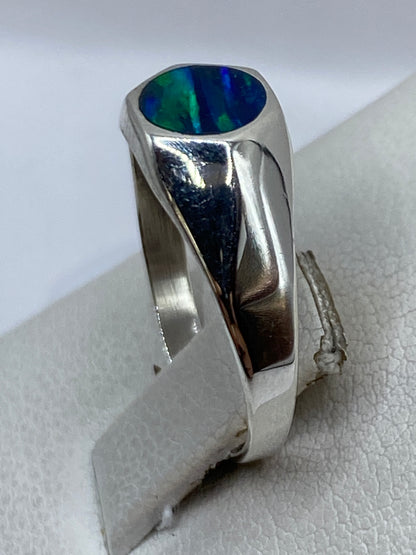Lado del anillo mostrando el perfil pulido de la plata .925