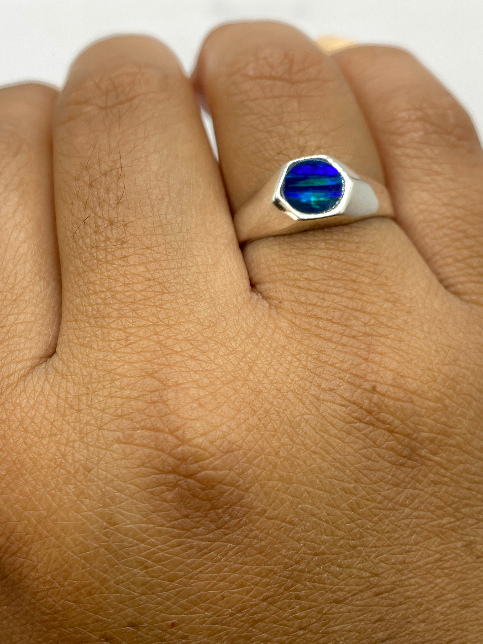 Anillo sobre fondo blanco con el sello de Quinto .925 visible