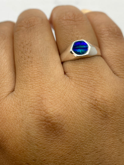 Anillo sobre fondo blanco con el sello de Quinto .925 visible