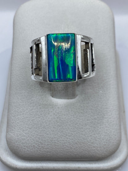 Anillo de plata .950 con ópalo de fuego azul cielo engastado en diseño geométrico