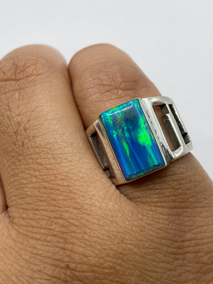 Anillo en dedo unisex con el Quinto 950 visible en el interior