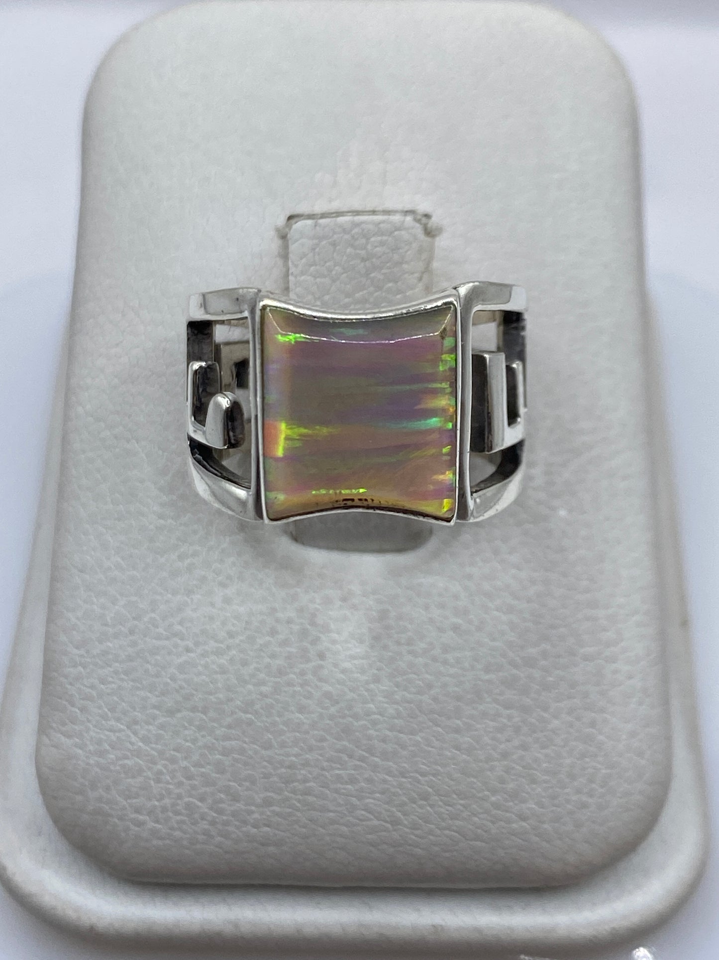Anillo de plata .950 con Ópalo de Fuego multicolor iridiscente en estuche blanco