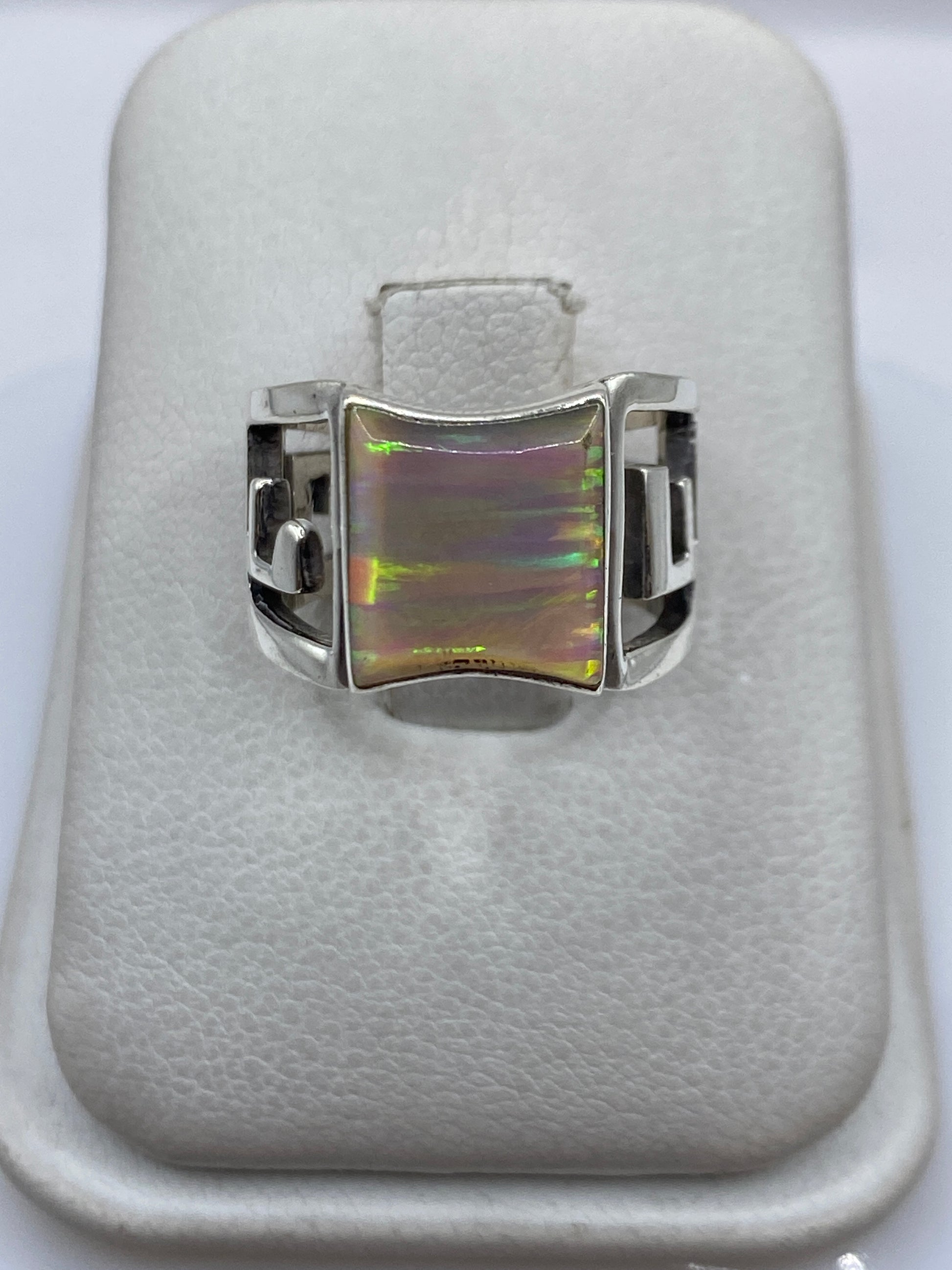 Anillo de plata .950 con Ópalo de Fuego multicolor iridiscente en estuche blanco