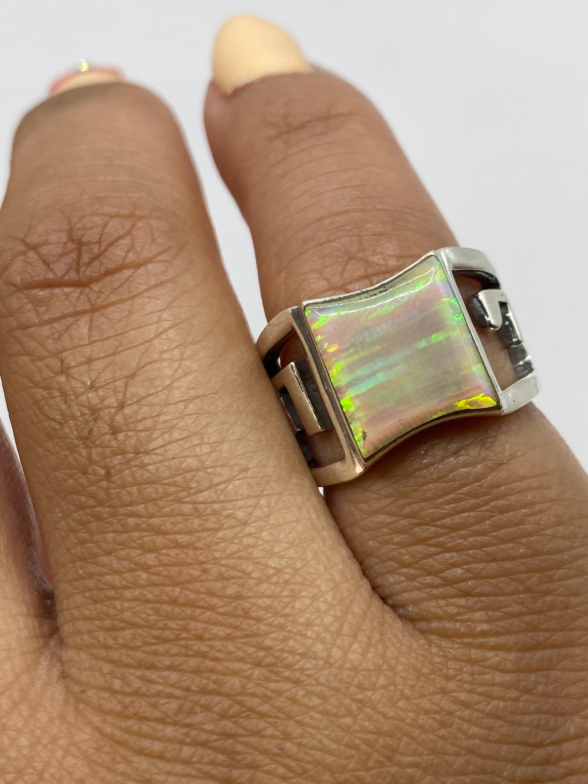 Anillo sobre fondo blanco mostrando el Quinto .950 grabado