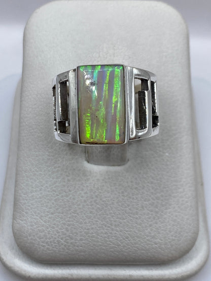 Anillo de plata .950 con ópalo de fuego iridiscente en diseño arquitectónico calado