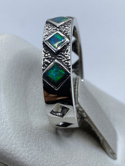 Anillo puesto en dedo, mostrando la técnica combinada y el engaste de la piedra