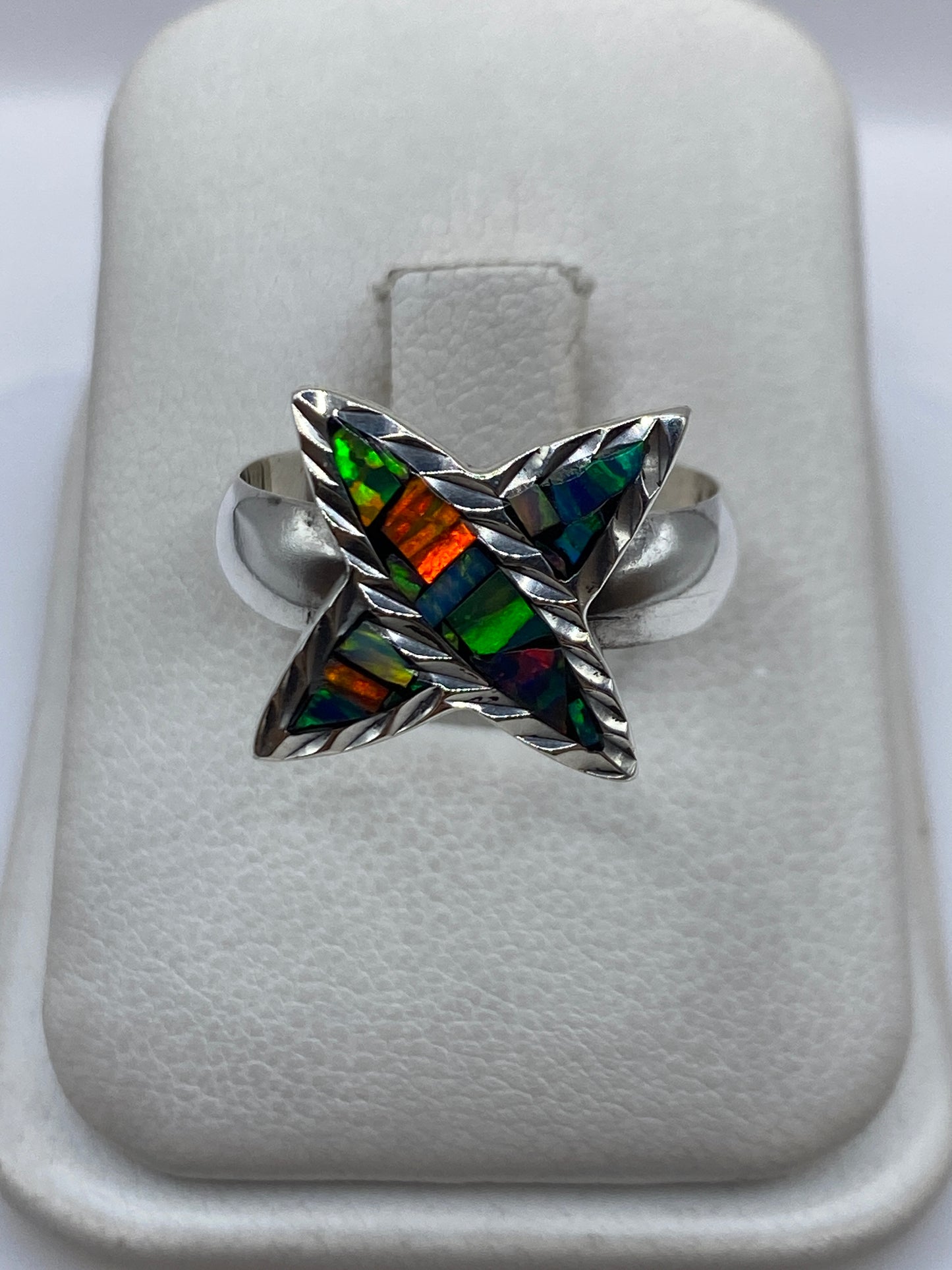 Anillo de plata .950 con ópalo de fuego multicolor que refleja tonos verdes, naranjas y azules