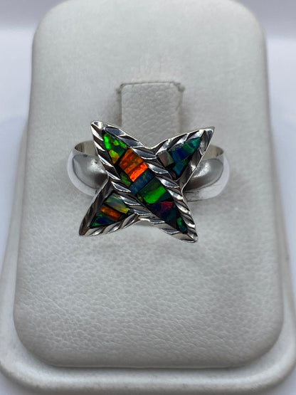 Anillo de plata .950 con ópalo de fuego multicolor que refleja tonos verdes, naranjas y azules
