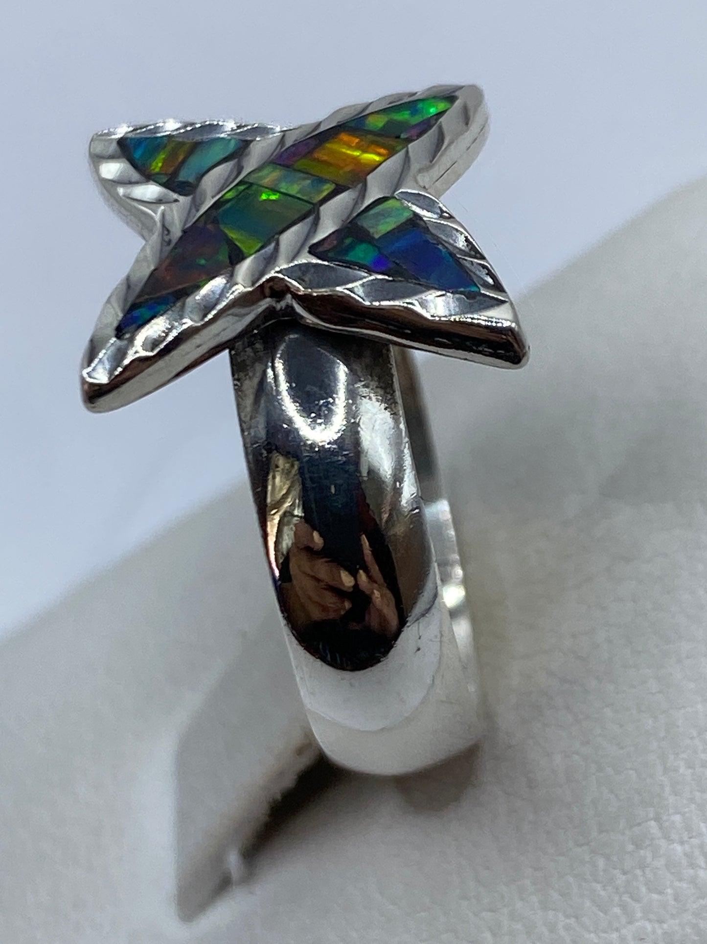 Anillo en el dedo mostrando el brillo cambiante del ópalo bajo la luz
