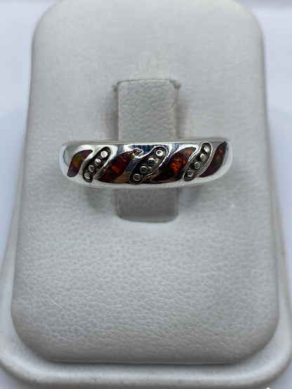 Anillo de plata .950 con ópalo de fuego engastado, mostrando los tonos rojo-naranja de la gema