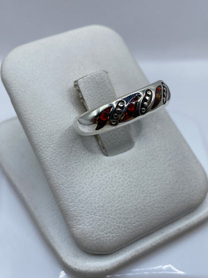 Detalle del ópalo de fuego en el anillo, iluminado para resaltar sus reflejos únicos