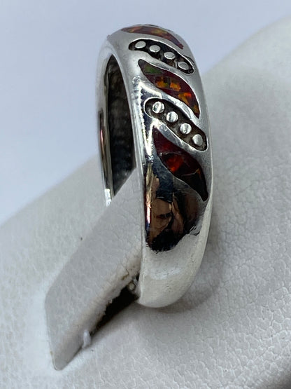 Anillo en la mano de una persona, demostrando el brillo del ópalo contra la piel