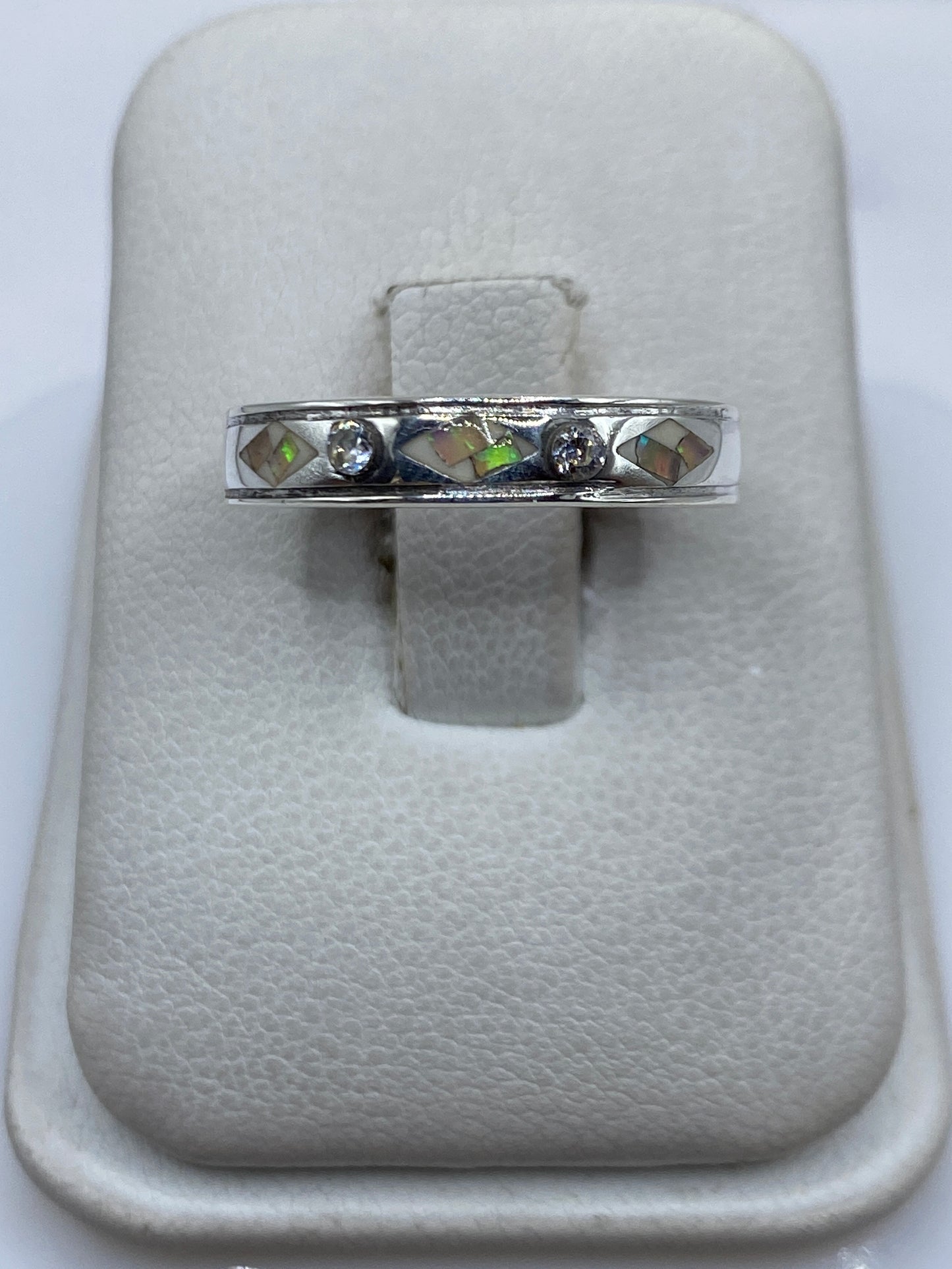 Anillo de plata .950 con ópalo de fuego multicolor en estuche blanco