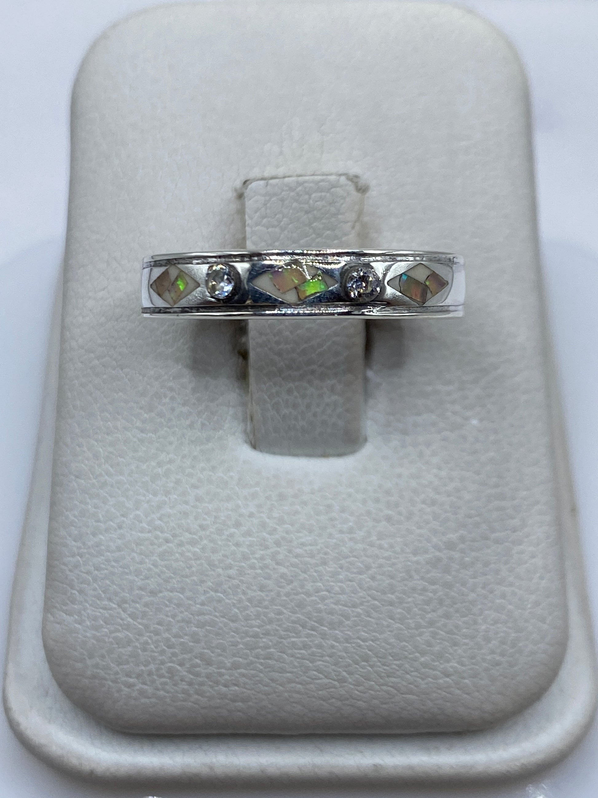 Anillo de plata .950 con ópalo de fuego multicolor en estuche blanco