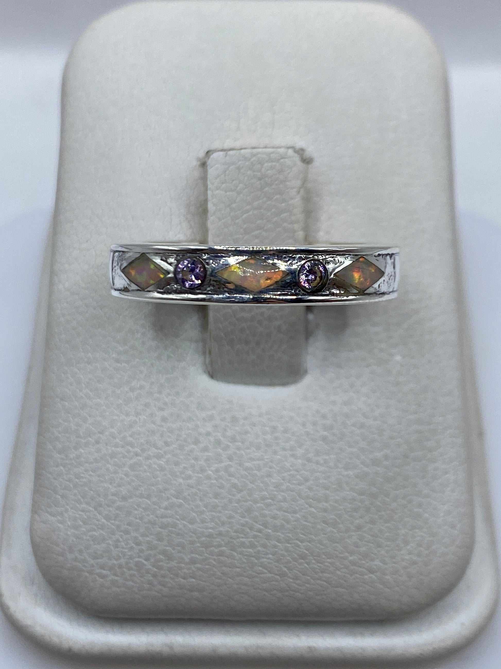 Anillo de plata .950 con Ópalo de Fuego multicolor mostrando destellos verdes, naranjas y rojos