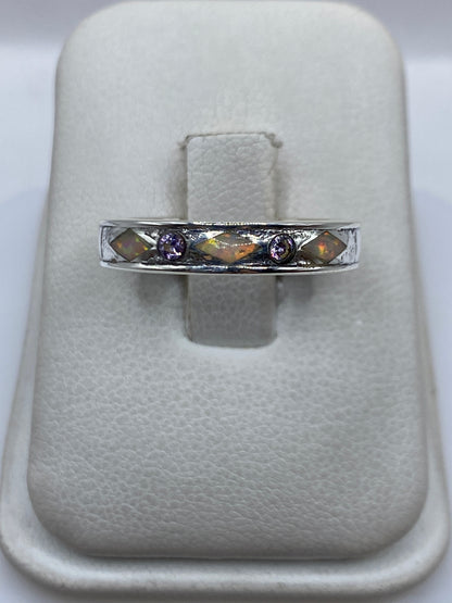 Anillo de plata .950 con Ópalo de Fuego multicolor mostrando destellos verdes, naranjas y rojos