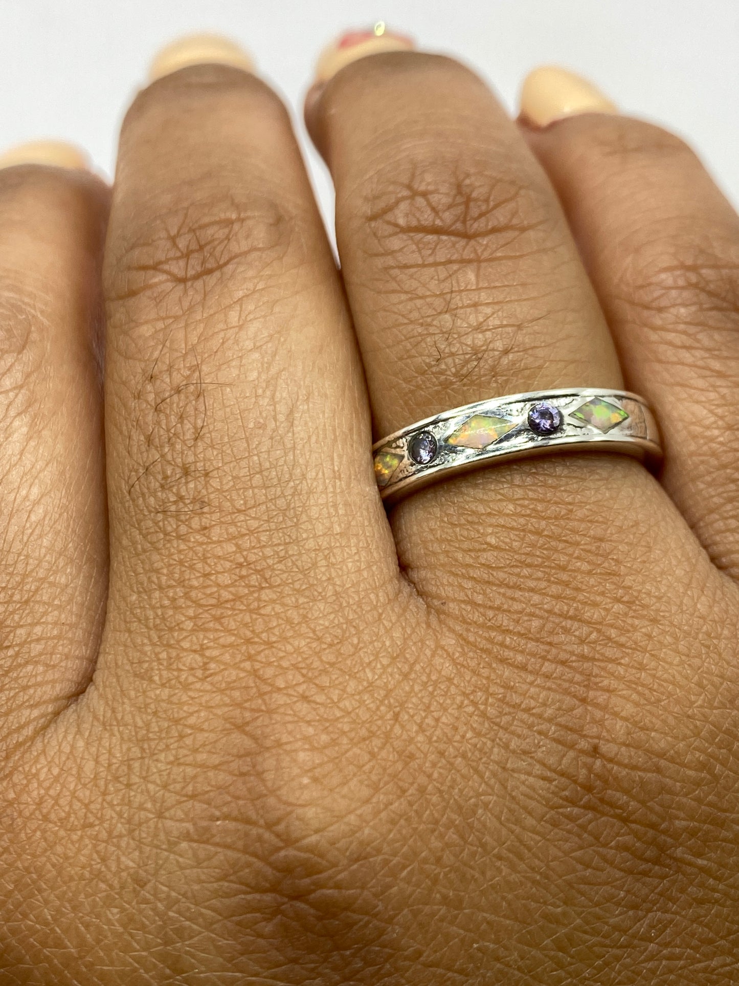 Anillo en plata .950 con Quinto grabado en el interior, sobre fondo blanco