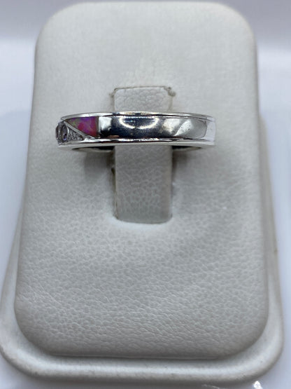Anillo de plata .950 con ópalo de fuego rosa engastado en la mano