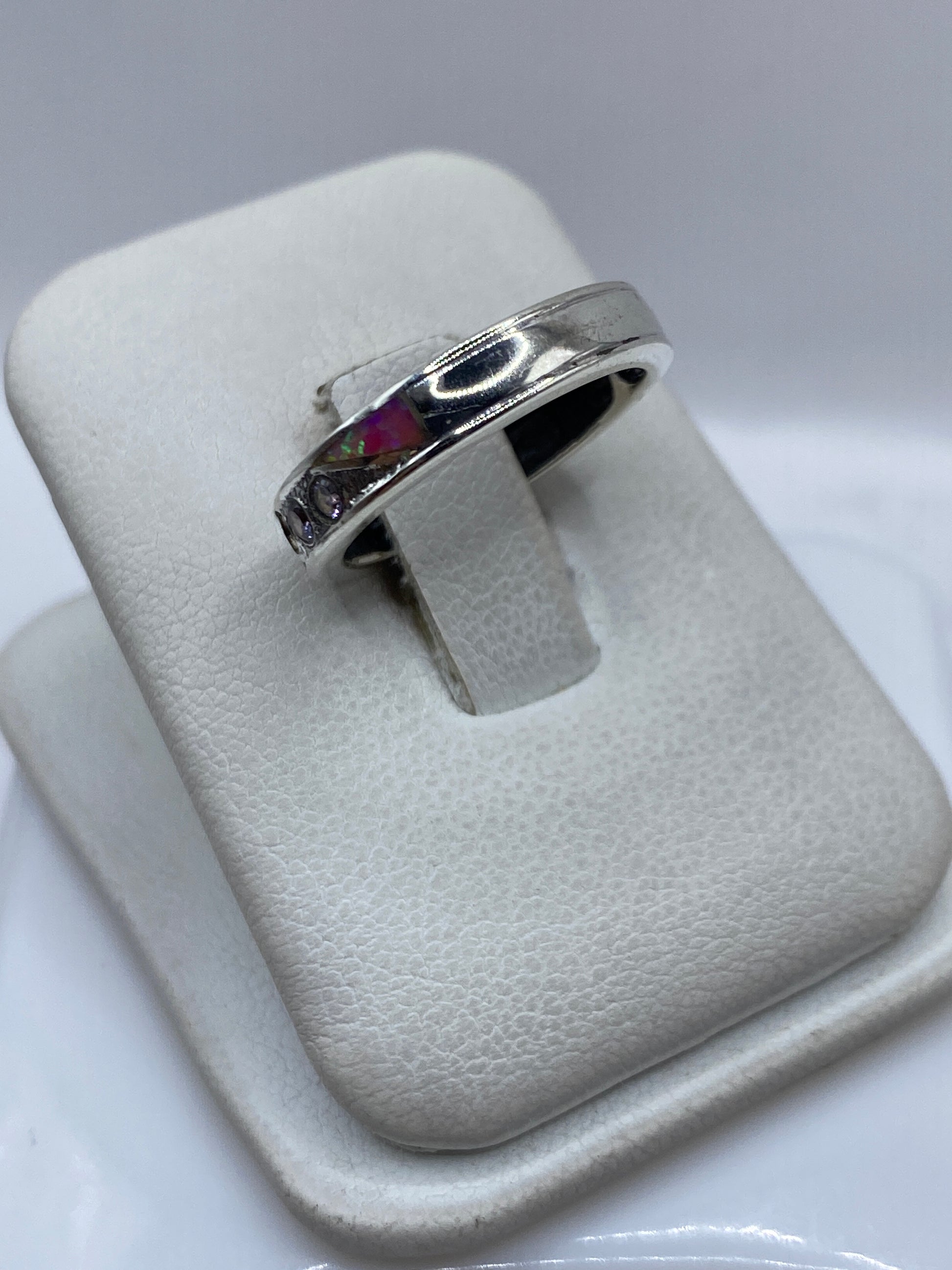 Vista frontal del anillo unisex con ópalo de fuego rosa brillante