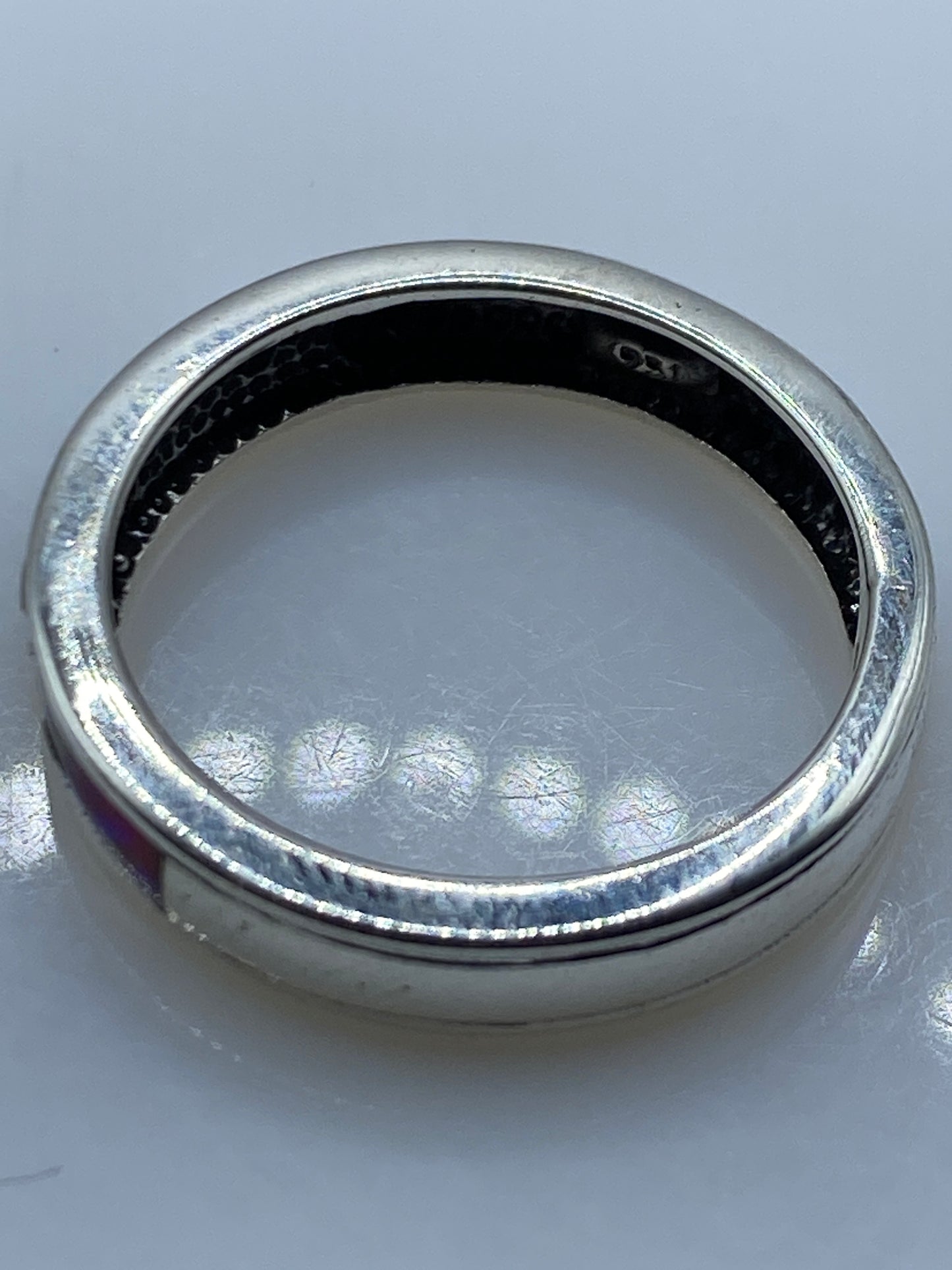 Anillo sobre fondo blanco mostrando el Quinto .950