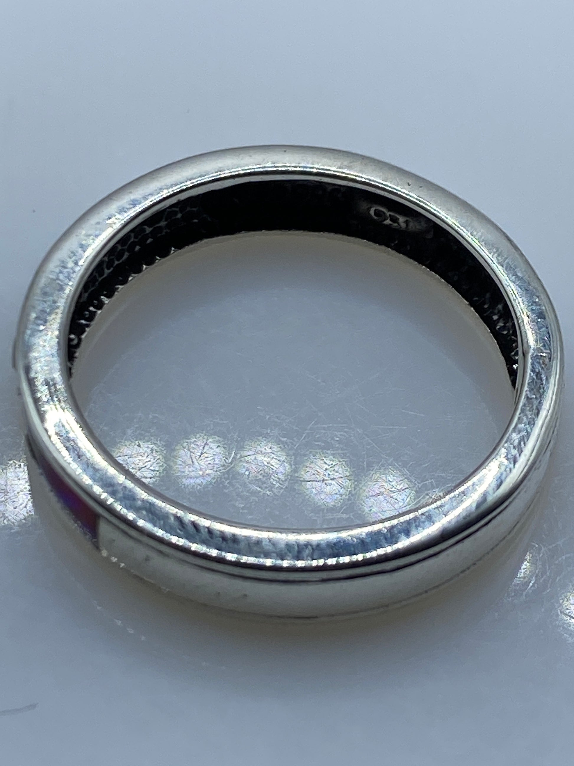 Anillo sobre fondo blanco mostrando el Quinto .950
