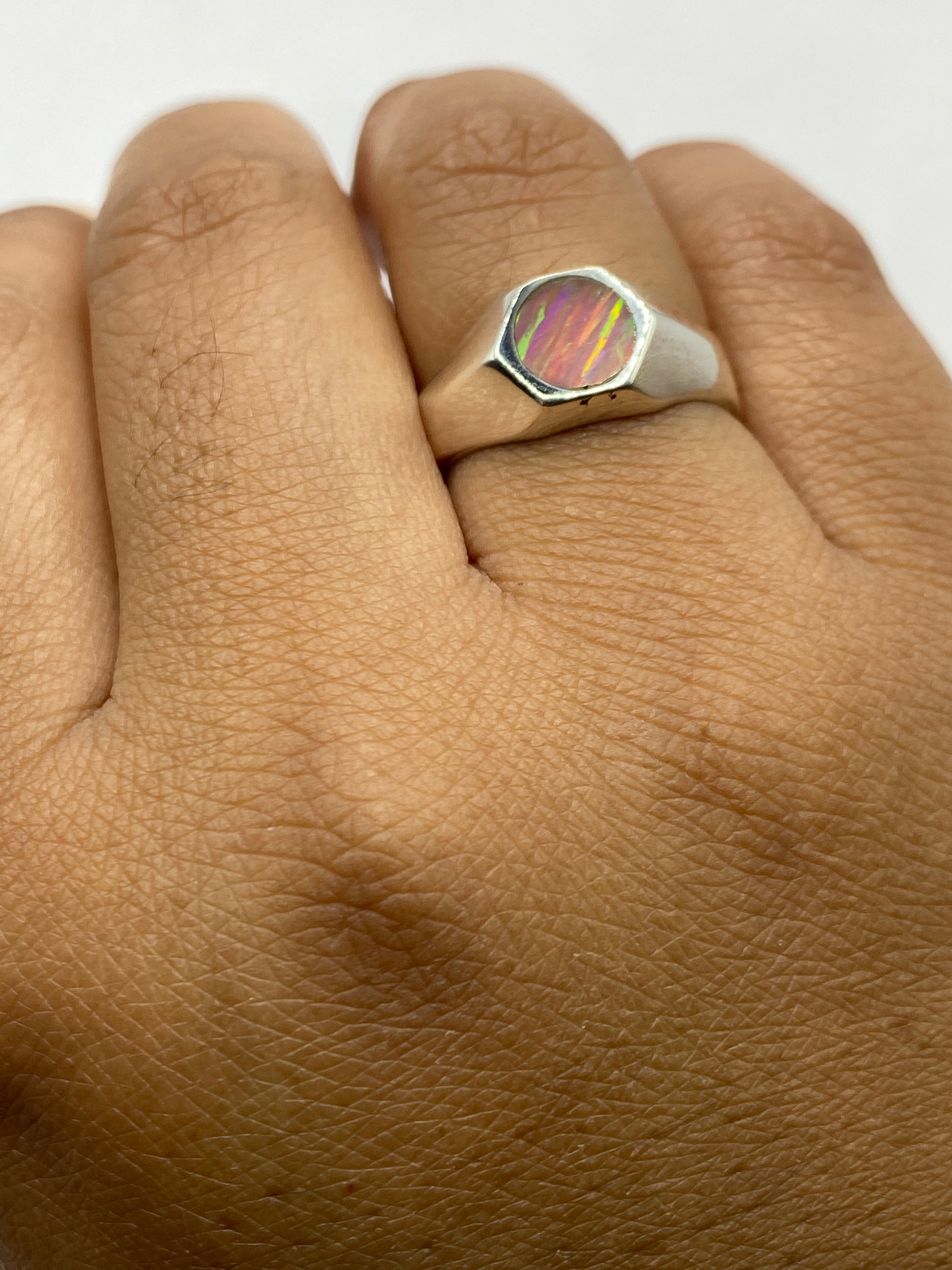 Anillo sobre fondo blanco mostrando el Quinto .925 en el interior