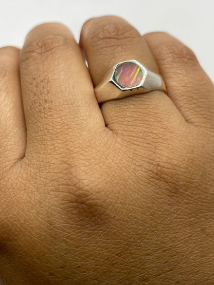 Anillo sobre fondo blanco mostrando el Quinto .925 en el interior