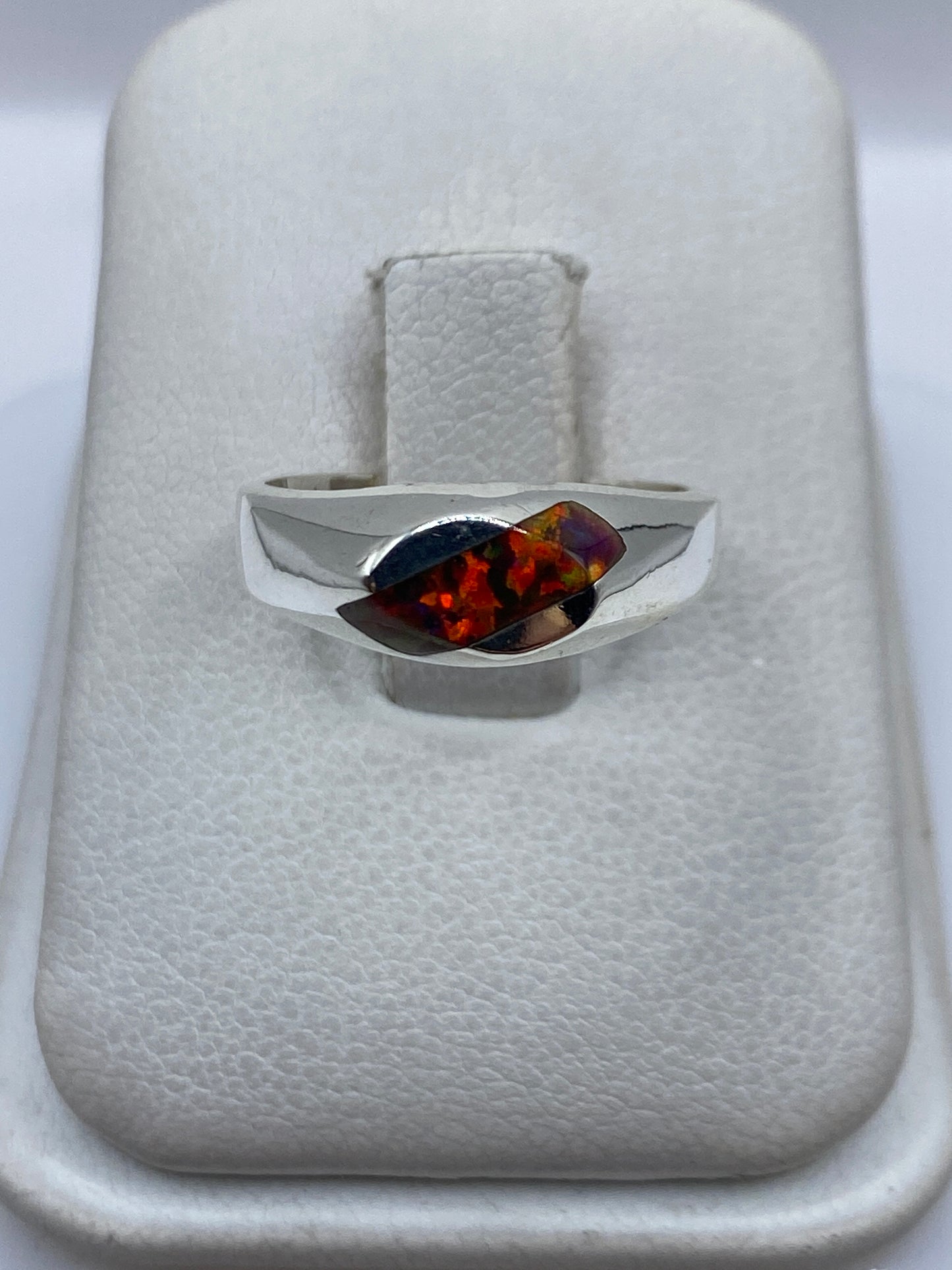 Anillo de plata .950 con ópalo de fuego multicolor en estuche blanco