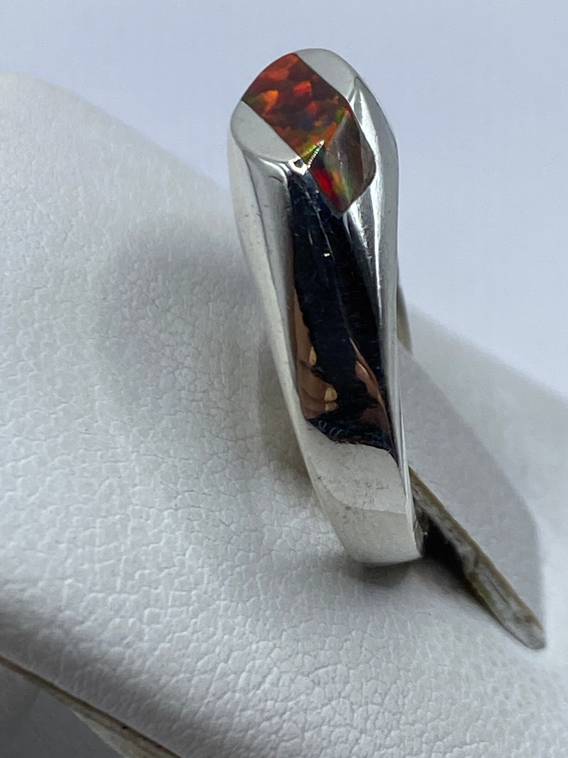 Anillo en dedo mostrando los colores vibrantes del ópalo multicolor