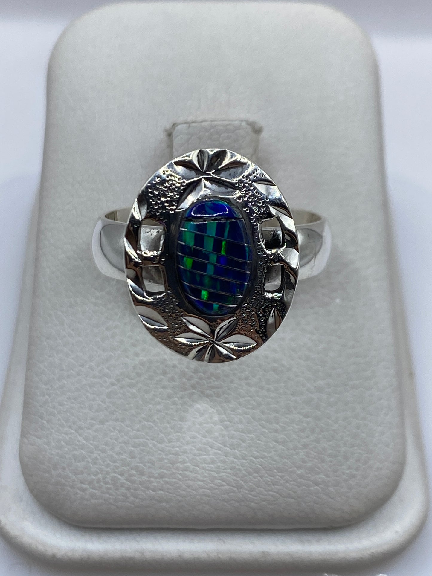 Anillo de plata .950 con ópalo de fuego azul en caja de presentación blanca