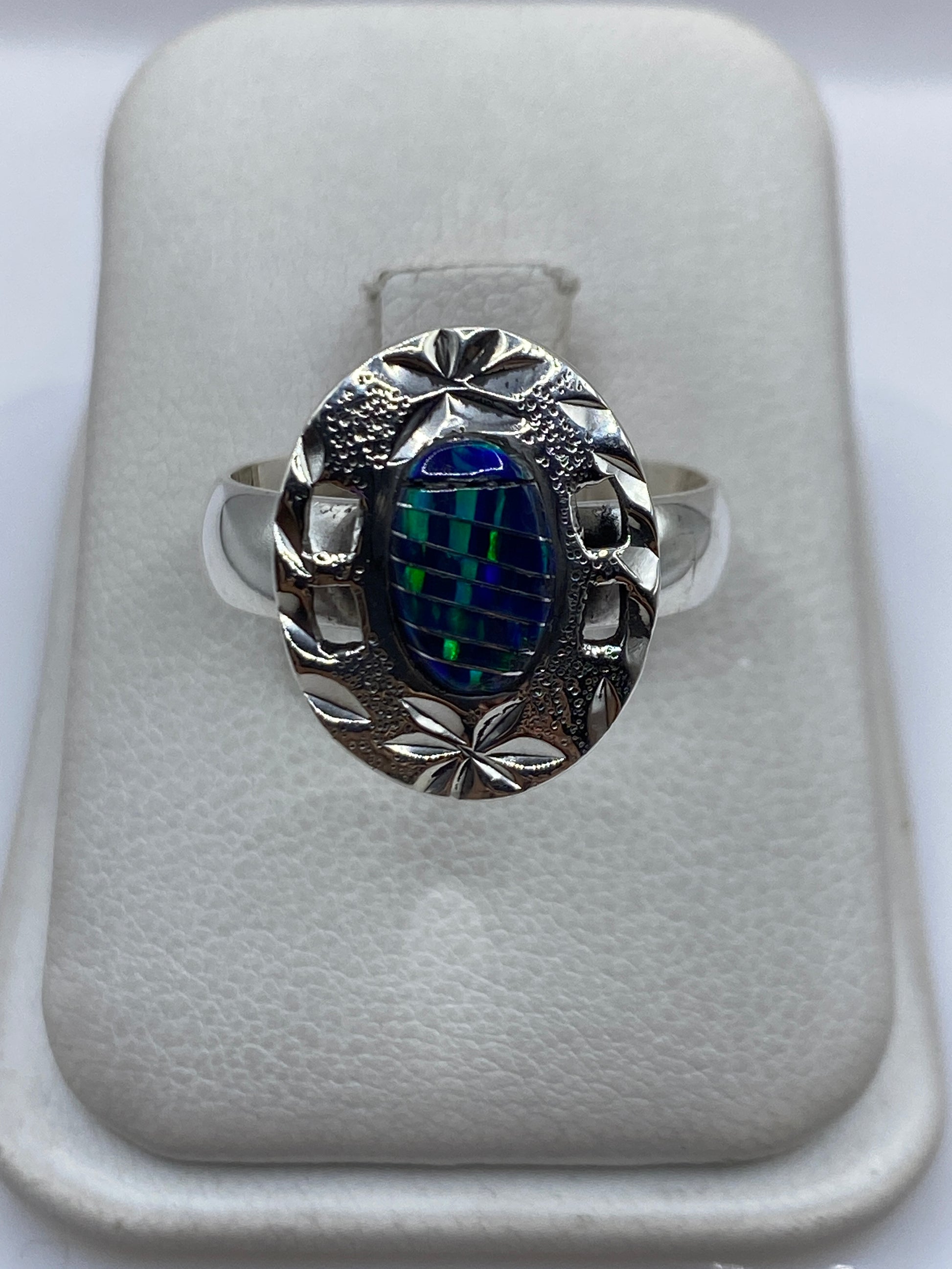 Anillo de plata .950 con ópalo de fuego azul en caja de presentación blanca